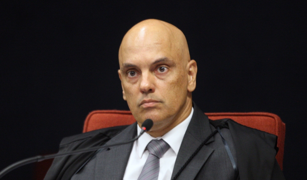 Moraes aplica multa de R$405 mil a Daniel Silveira